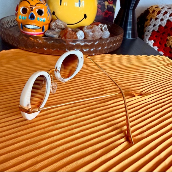 Funky Retro Cream Oval Sunglasses - Picture 3 of 3